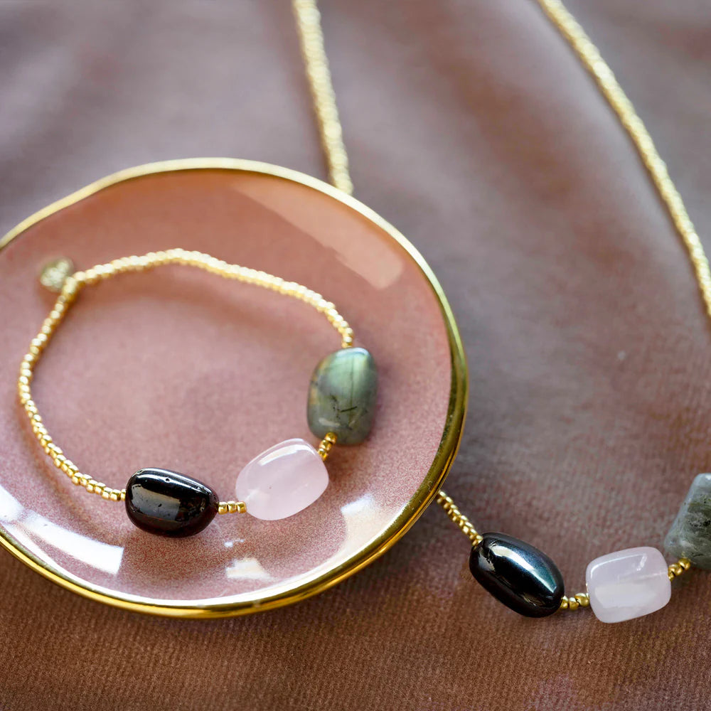 
                      
                        Armband Desirable Garnet/Rose Quartz/Labradorite-gold
                      
                    