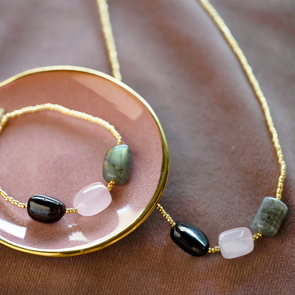
                      
                        Ketting Blissful Garnet/Rose Quartz/Labradorite-gold
                      
                    