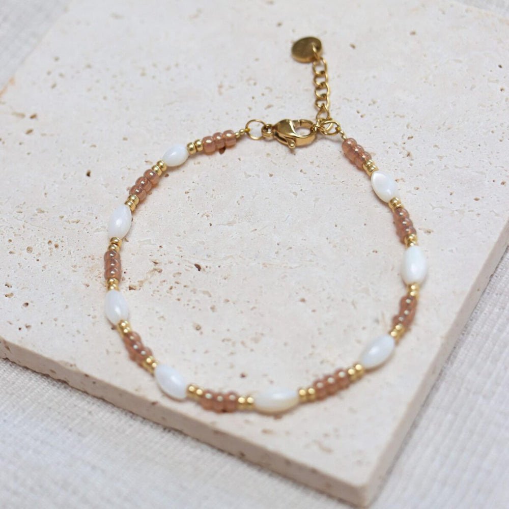 
                      
                        Armband White Drop-gold
                      
                    