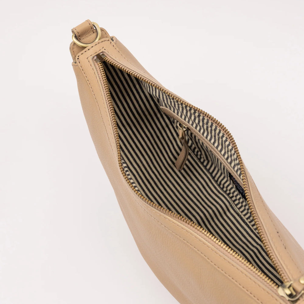 
                      
                        Leo Bum Bag Twisted Handle-Sand (Soft Grain leather)
                      
                    