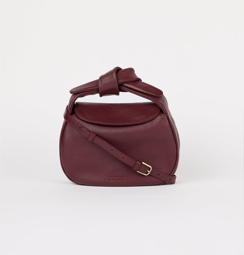 
                      
                        Handtas Coco Croissant-cherry (soft grain leather)
                      
                    