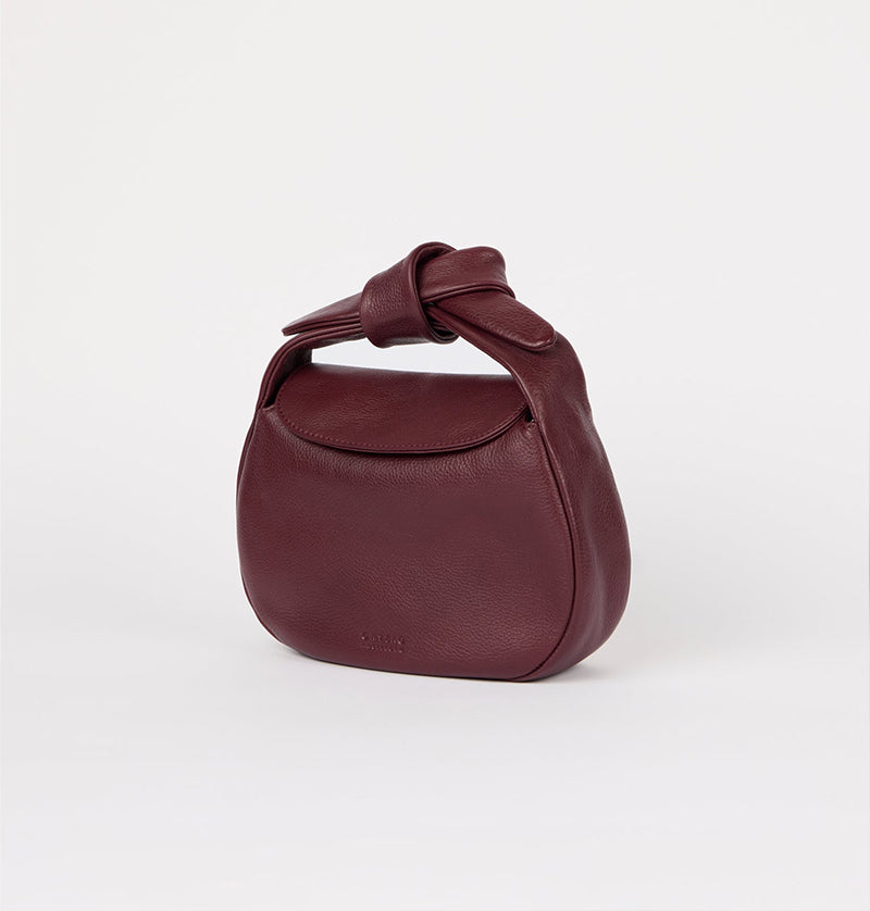 
                      
                        Handtas Coco Croissant-cherry (soft grain leather)
                      
                    