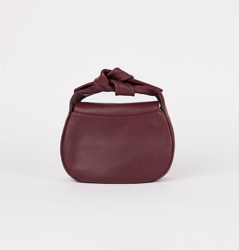 
                      
                        Handtas Coco Croissant-cherry (soft grain leather)
                      
                    