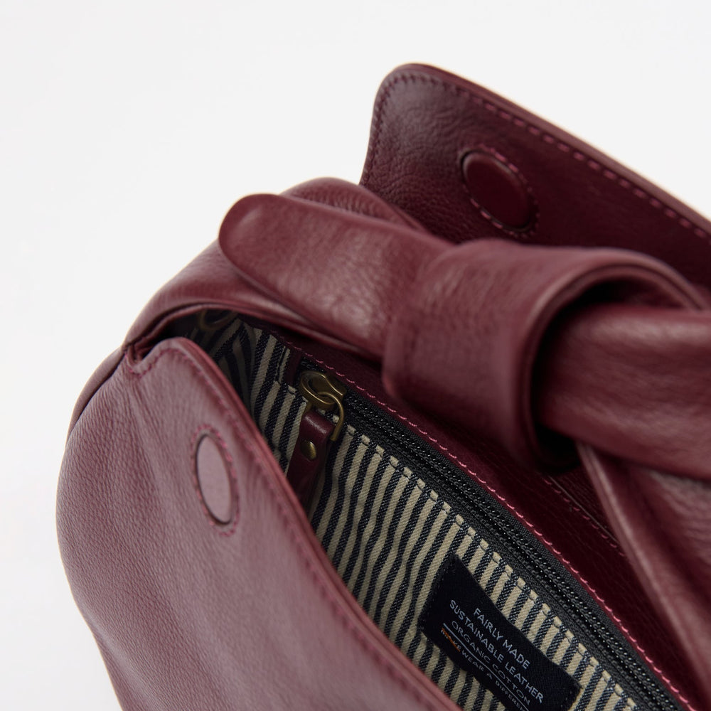 
                      
                        Handtas Coco Croissant-cherry (soft grain leather)
                      
                    