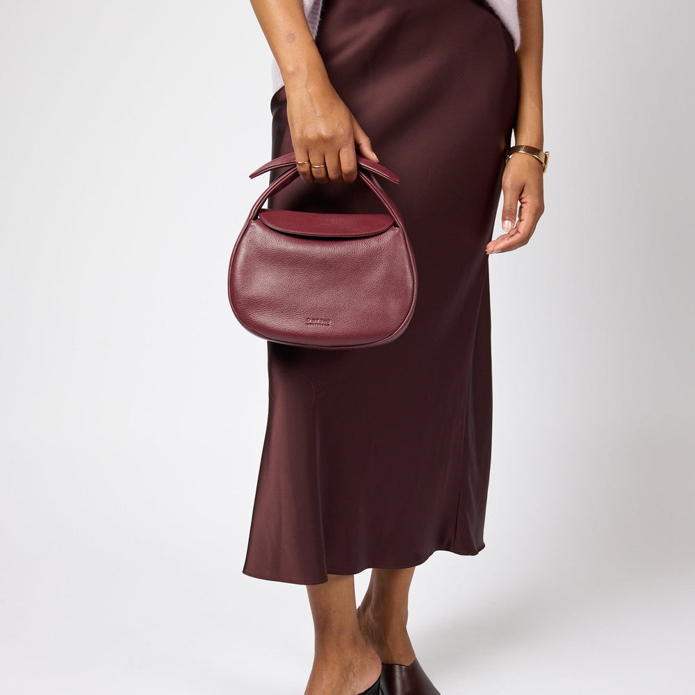 
                      
                        Handtas Coco Croissant-cherry (soft grain leather)
                      
                    