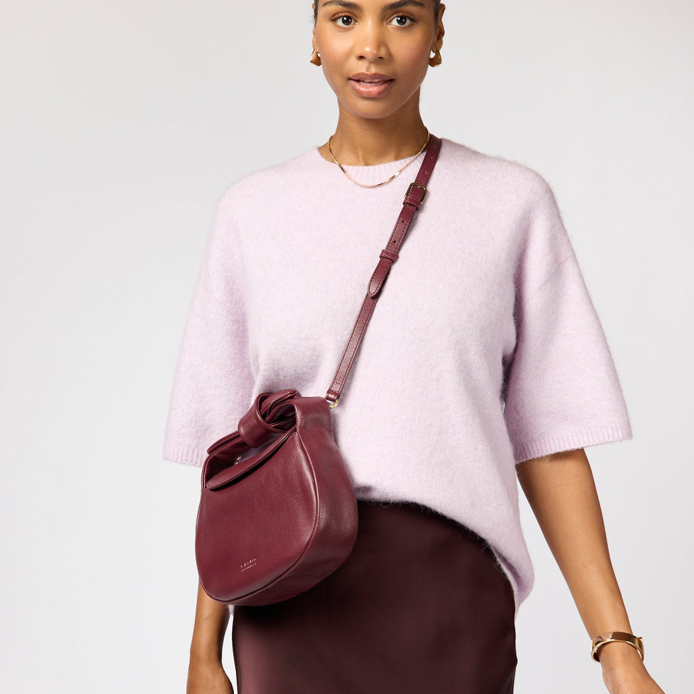 
                      
                        Handtas Coco Croissant-cherry (soft grain leather)
                      
                    
