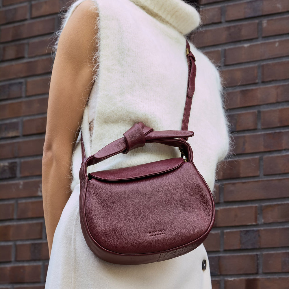 Handtas Coco Croissant-cherry (soft grain leather)
