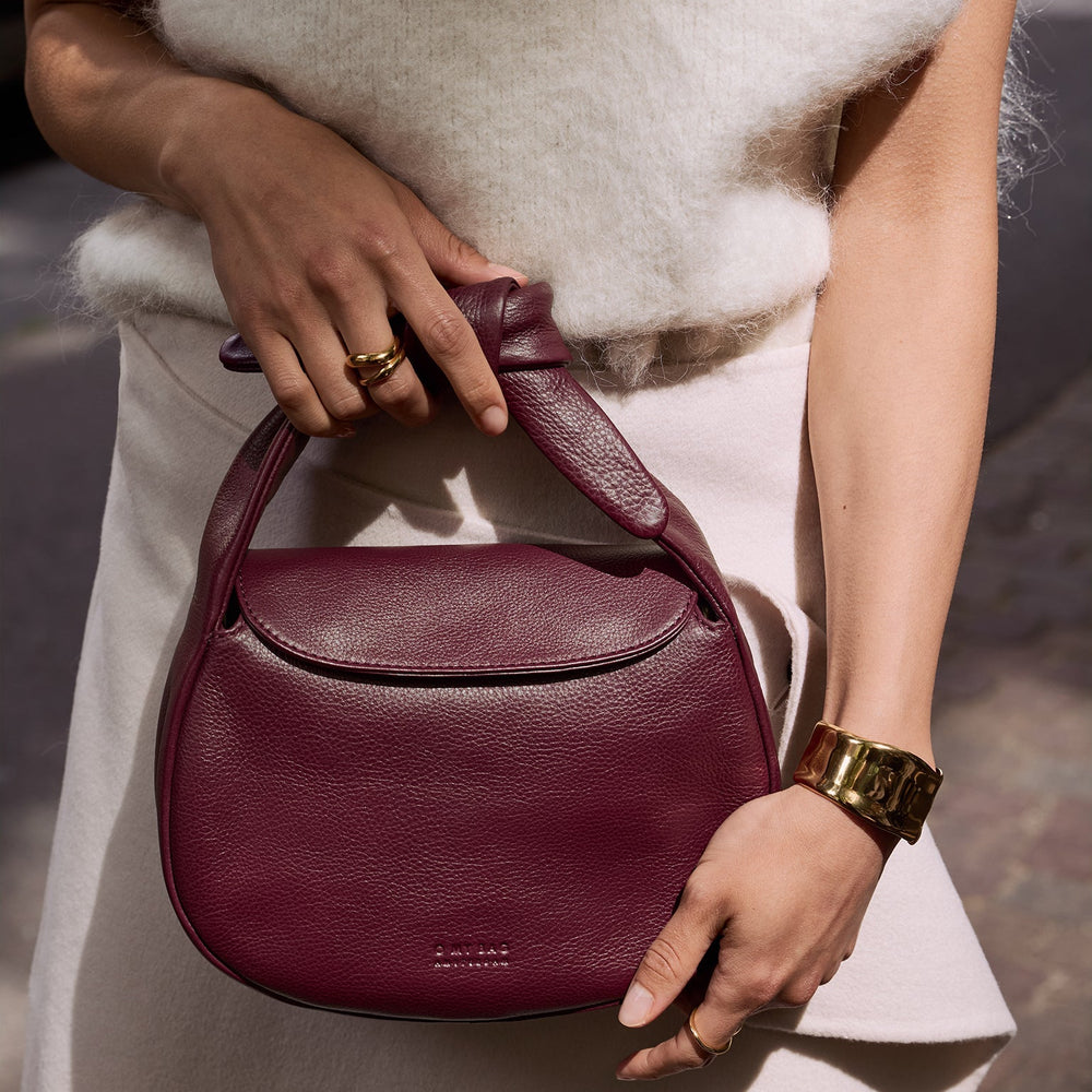
                      
                        Handtas Coco Croissant-cherry (soft grain leather)
                      
                    