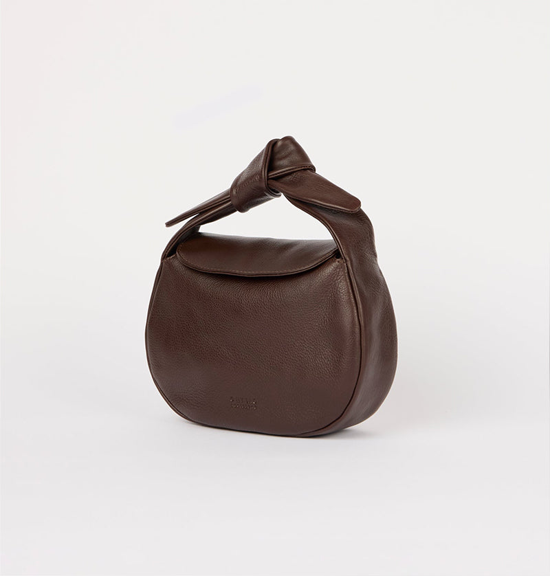 
                      
                        Handtas Coco Croissant-chocolate (soft grain leather)
                      
                    