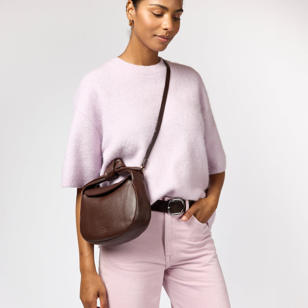 Handtas Coco Croissant-chocolate (soft grain leather)