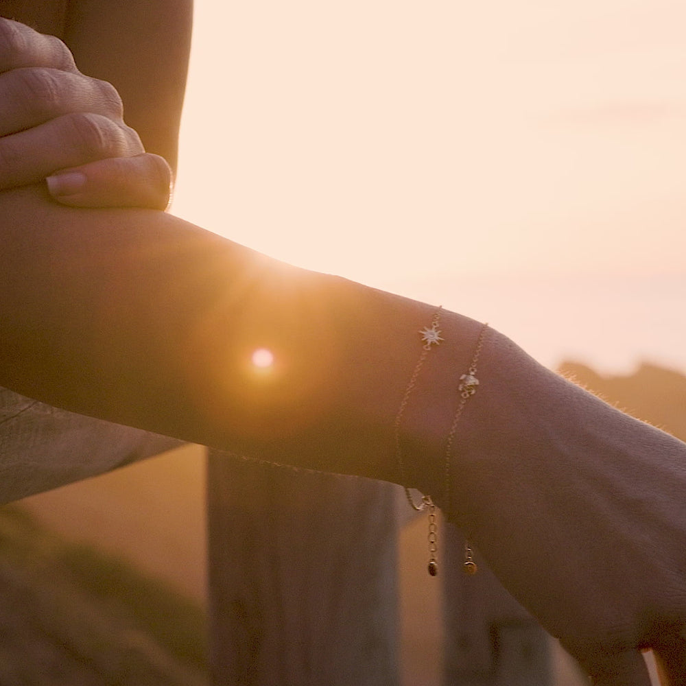 
                      
                        Laad en speel video in Galerijweergave, Armband Go Slow-gold
                      
                    