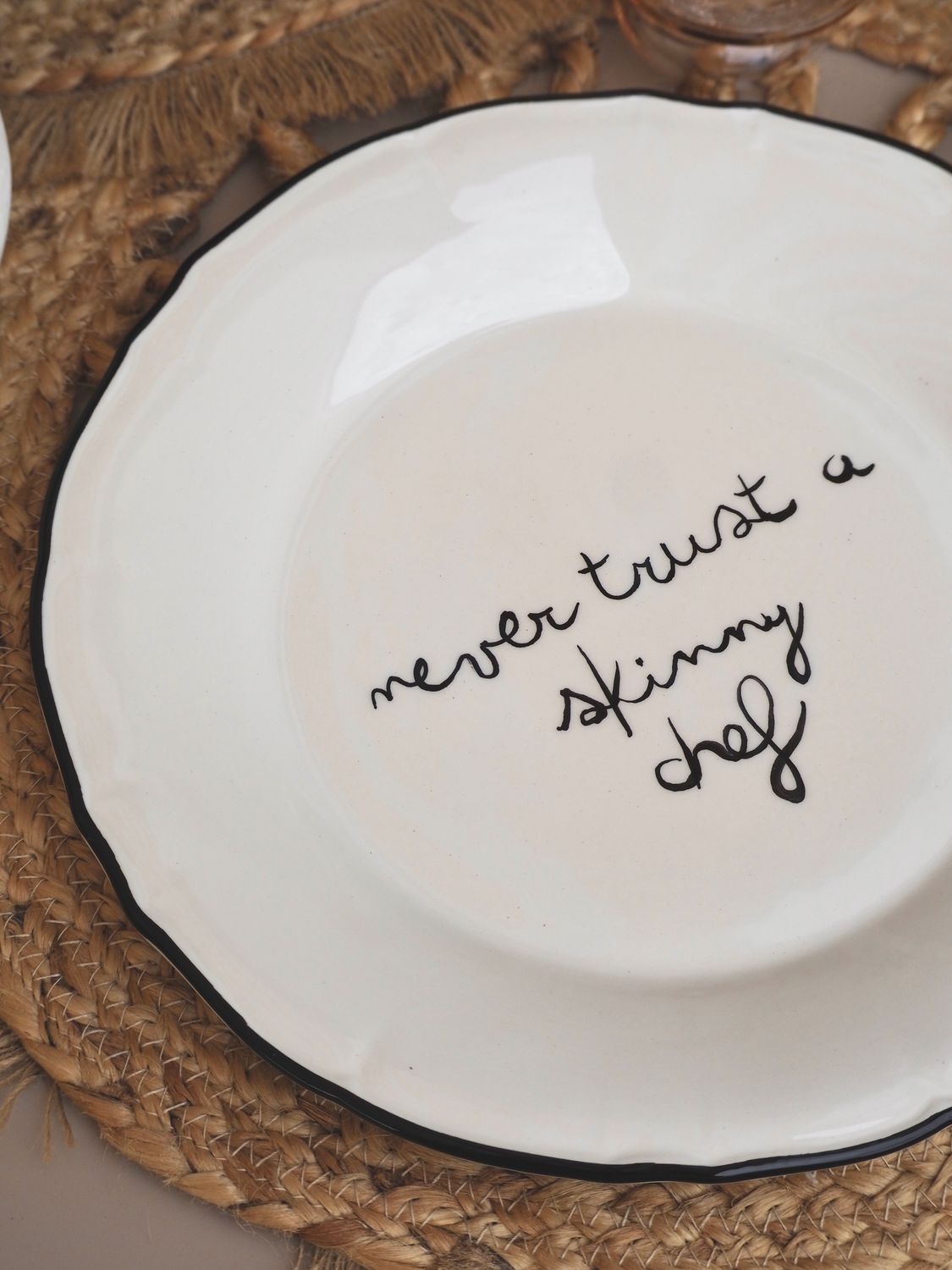 Dinerbord 'Never trust a skinny chef'-keramiek