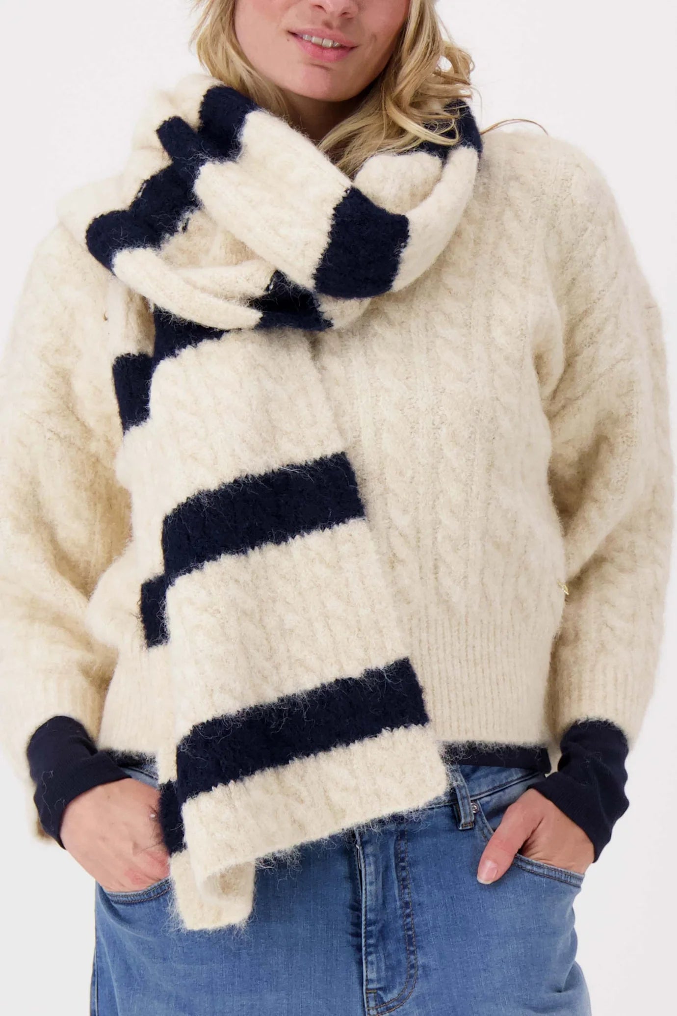 Sjaal Gebreid met kabels-navy-kit