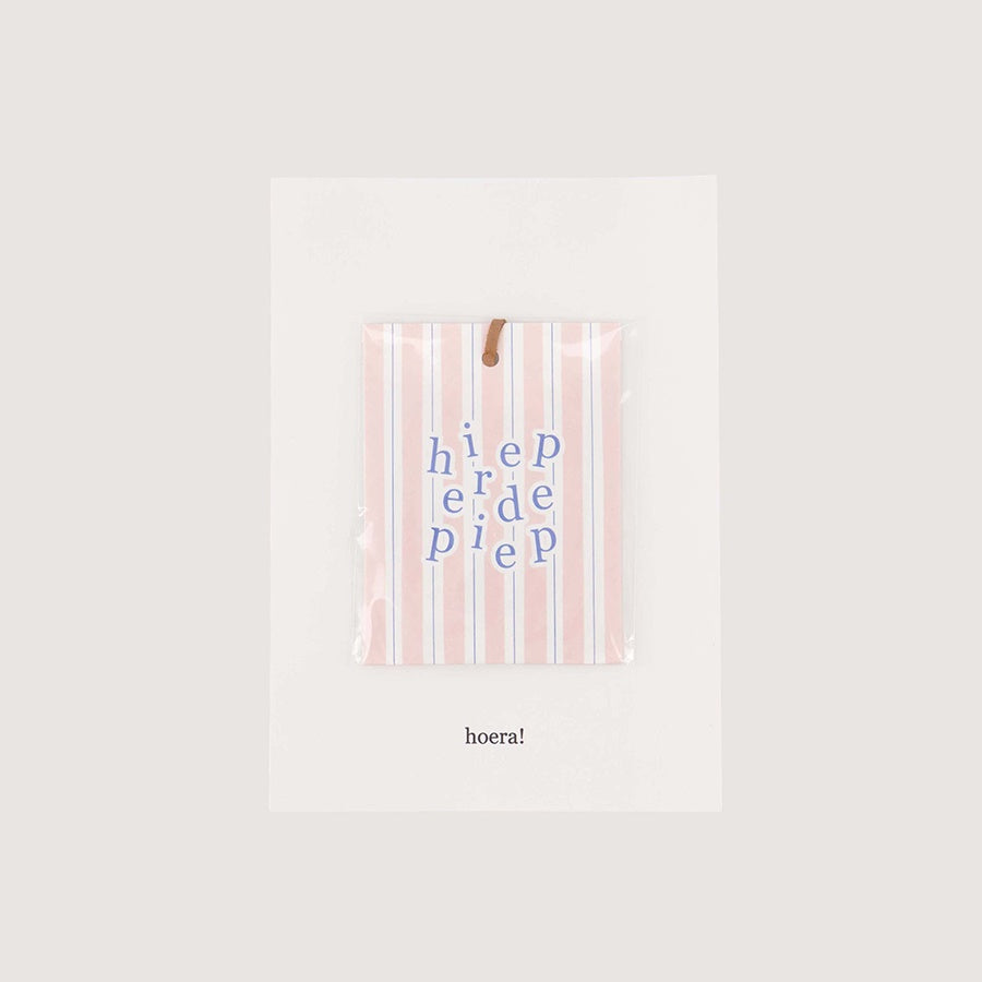 Geurzakje Mini op kaart 'Hieperdepiep hoera'-roze/blauw